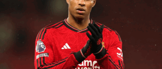 Rashford fica no banco após atraso no treino